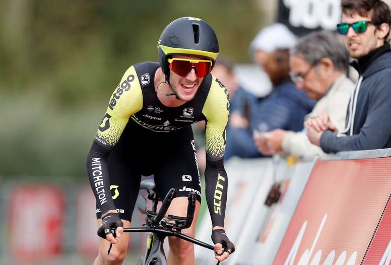 El ciclista del Reino Unido Simon Yates, de Mitchelton Scott, participa este jueves en la quinta etapa de la París Niza, disputada en forma de modalidad contrarreloj individual con un recorrido de 25,5 kilómetros en Barbentane (Francia). EFE