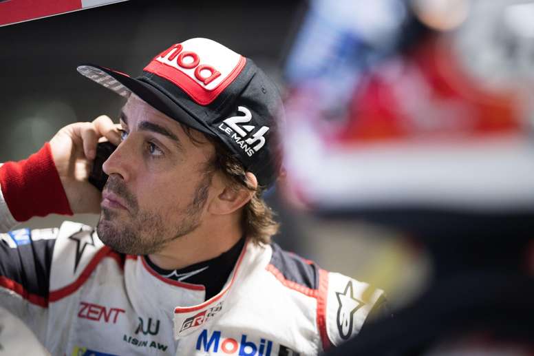 Fotografía cedida por Toyota Gazoo Racing donde aperece el doble campeón del mundo de Fórmula Uno, el español Fernando Alonso, mientras habla por teléfono durante un entrenamiento este miércoles, en el circuito de Sebring en Florida (EE.UU.). EFE/James Moy/Cortesía Toyota Gazoo