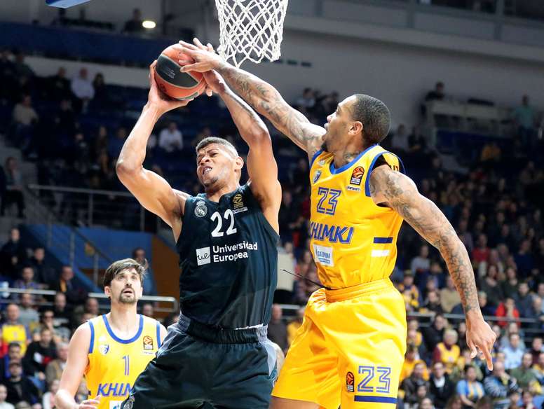 El ala-pívot estadounidense del Khimki Malcolm Thomas (d) disputa un balón con el pívot caboverdiano del Real Madrid Walter Tavares (c) durante el partido entre ambos equipos, correspondiente a la Euroliga de baloncesto, este jueves en Mytishchi (Rusia). EFE