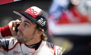 Fotografía cedida por Toyota Gazoo Racing donde aperece el doble campeón del mundo de Fórmula Uno, el español Fernando Alonso, mientras habla por teléfono durante un entrenamiento en el circuito de Sebring en Florida (EE.UU.). EFE