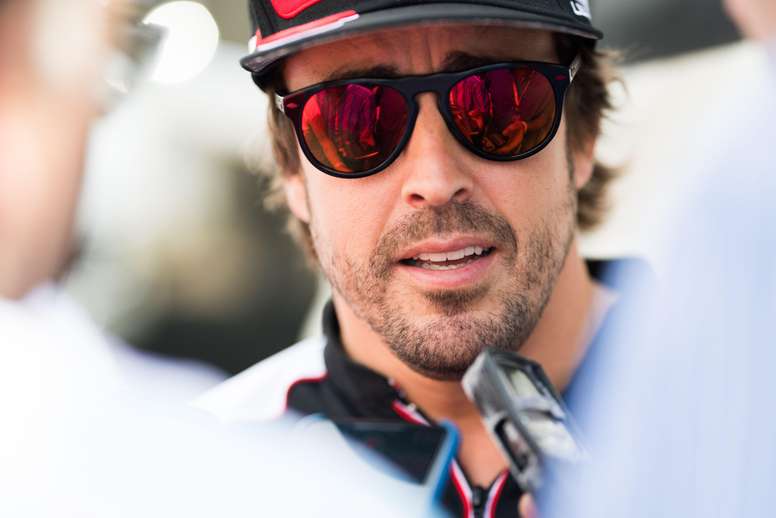 Fotografía cedida por Toyota Gazoo Racing que muestra al doble campeón del mundo de Fórmula Uno, el español Fernando Alonso, mientras habla con la prensa en el circuito de Sebring en Florida (EE.UU.). EFE