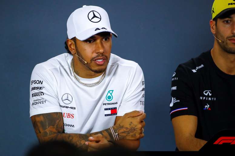 El piloto británico de Fórmula Uno Lewis Hamilton, de Mercedes, participa en una rueda de prensa previa a la celebración del Gran Premio de Fórmula Uno de Australia, este viernes en el circuito Albert Park de Melbourne (Australia). EFE