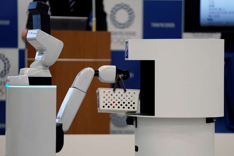 Se presentan el Robot de Apoyo Humano (i) de Toyota Motor y el Robot de Soporte de Entrega, durante un evento de prensa este viernes en Tokio (Japón). Tokio 2020 anunció el lanzamiento de su nuevo Proyecto de robot Tokio 2020, con robots que se desplegarán durante los Juegos Olímpicos para ayudar a los espectadores y miembros del personal. EFE