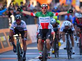 El ciclista italiano Elia Viviani (c), del equipo Quick-Step, celebra la victoria tras llegar a la meta durante la tercera etapa de la carrera Tirreno-Adriático, este viernes en Foligno (Italia). EFE