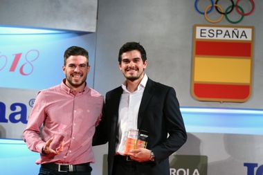 El actual subcampeón de Europa en pista cubierta de 400m? y 4x400m Óscar Husillos (d), y el atleta Bruno Hortelano posan con sus galardón durante la Gala del Atletismo Español, esta mañana en Madrid.- EFE