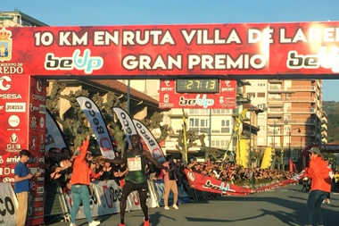 El atleta ugandés Stephen Kissa se impone vencedor este sábado en la decimoséptima edición de la carrera 10 Km en ruta Villa de Laredo con un tiempo de 27:13, que supone la mejor marca mundial de la temporada nuevo récord de la prueba cántabra que poseía el keniano Micah Kogo (27:29) desde 2010.EFE