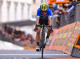 Le ciclista británico Adam Yates, del Mitchelton-Scott, cruza la meta en Recanati, Italia. EFE/EPA