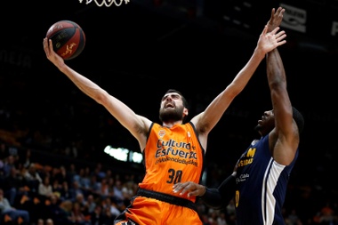El escolta del Valencia Basket, Joan Sastre (i) durante un partido de la presente temporada. EFE/Archivo