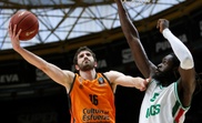 El base del Valencia Basket Guillén Vives (i) encesta ante Maurice Ndour, del Unics Kazan durante el partido de semifinales de la Eurocopa que disputaron en Valencia.EFE
