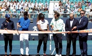 (De izq a der) La tenista japonesa Naomi Osaka, el tenista serbio Novak Djokovic, la tenista estadounidense Serena Williams, el tenista suizo Roger Federer, el propietario de los Miami Dolphins Stephen Ross y el presidente de la compañía IMG, dueña del torneo, Mark Shapiro, cortan la cinta que inaugura oficialmente el torneo Abierto de Miami, este miércoles en el estadio Hard Rock de Miami (Estados Unidos). EFE