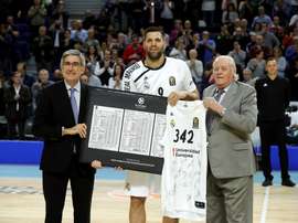 El presidente de la EuroLiga Jordi Bertomeu y el exjugador del Real Madrid Emiliano Rodríguez (d) entregan una placa conmemorativa al pívot del Real Madrid Felipe Reyes (c) por convertirse hoy en el jugador con más partidos en la EuroLiga (342), antes del encuentro de la competición europea que Real Madrid y Armani Milán juegan esta noche en el Palacio de los Deportes de la Comunidad de Madrid. EFE
