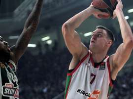 Deshaun Thomas (i) de Panathinaikos disputa un balón con Johannes Voigtmann (d) de Baskonia Vitoria Gasteiz este miércoles en un partido de la Euroliga de Baloncesto entre Panathinaikos y Baskonia Vitoria Gasteiz en OAKA en Atenas (Grecia). EFE