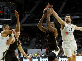 El alero estadounidense del Armani Milán James Nunnally (2d) intenta un lanzamiento ante el base del Real Madrid Sergio Llull (d) durante el partido de Euroliga en el Wizink Center. EFE