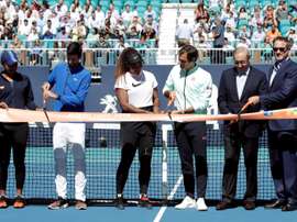 (De izq a der) La tenista japonesa Naomi Osaka, el tenista serbio Novak Djokovic, la tenista estadounidense Serena Williams, el tenista suizo Roger Federer, el propietario de los Miami Dolphins Stephen Ross y el presidente de la compañía IMG, dueña del torneo, Mark Shapiro, cortan la cinta que inaugura oficialmente el torneo Abierto de Miami, en el estadio Hard Rock de Miami (Estados Unidos). EFE