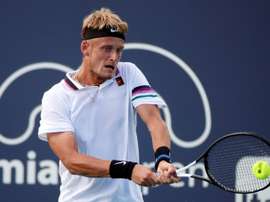 Nicola Kuhn de España en acción ante Mischa Zverev de Alemania este miércoles en un juego del Abierto de Tenis de Miami, FL (EE.UU.). EFE