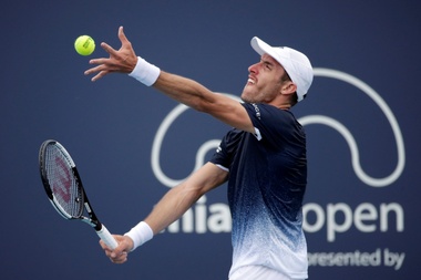 El tenista argentino Leonardo Mayer realiza un saque ante el sueco Mikael Ymer durante su partido correspondiente al Abierto de Miami que se ha celebrado este jueves en Florida, Estados Unidos. EFE