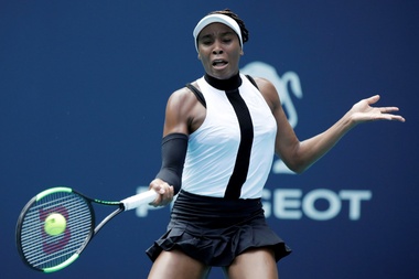 La tenista estadounidense Venus Williams devuelve una bola a la eslovena Dalila Jakupovic durante un partido del Abierto de Miami que enfrentó a ambas este jueves en Florida (Estados Unidos). EFE
