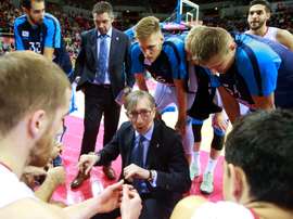 El entrenador del Monbus Obradoiro, Moncho Fernández (c), da instrucciones a sus jugadores en un tiempo muerto. EFE/Archivo
