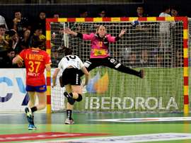 La guardameta de España Silvia Navarro (d) intenta detener un lanzamiento al contraataque de la jugadora de Suiza, Daphne Gautschi (c) durante el partido del Torneo Nacional de España de balonmano femenino que se disputa en Palencia. EFE