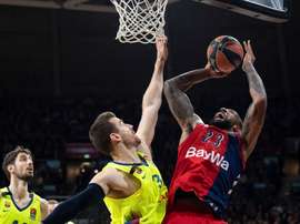 Derrick Williams (d) de Bayern Múnich en acción ante Victor Claver de FC Barcelona Lassa este jueves, durante un juego de la Euroliga entre Bayern Múnich y FC Barcelona Lassa en Múnich (Alemania). EFE