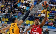 El alero estadounidense del Olympiacos, Zach LeDay (d), intenta encestar ante la defensa del jugador del Herbalife Gran Canaria, Jacob Wiley, durante el partido de Euroliga disputado en Las Palmas de Gran Canaria. EFE