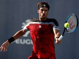 Feliciano López de España en acción ante Benoit Paire de Francia durante un partido del Abierto de Miami, este jueves en Miami, Florida (EE. UU.). EFE