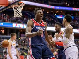 Thomas Bryant (c) de los Wizards reacciona durante el juego de baloncesto de la NBA entre los Denver Nuggets y los Washington Wizards en CapitalOne Arena en Washington, DC, EE. UU., el 21 de marzo de 2019. EFE