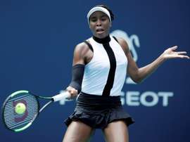 La tenista estadounidense Venus Williams devuelve una bola a la eslovena Dalila Jakupovic durante un partido del Abierto de Miami que enfrentó a ambas este jueves en Florida (Estados Unidos). EFE