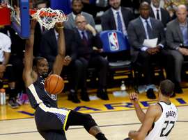 El alero de los Warriors de Golden Gate Kevin Durant encesta durante un partido. EFE/Archivo