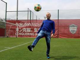 Iniesta imagine son avenir sur les bancs. EFE