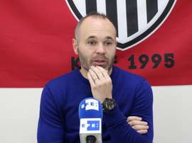 Iniesta bendice a De Jong y a Luis Enrique. EFE