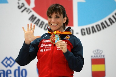 La española Sandra Sánchez tras conseguir la medalla de oro en la categoría de kata individual de los Campeonatos de Europa de kárate. EFE