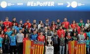 El presidente de la Fundación Trinidad Alfonso, Juan Roig (c) junto a los deportistas del Proyecto FER (Foment dEsportistes amb Reptes) durante la presentación hoy en València. EFE