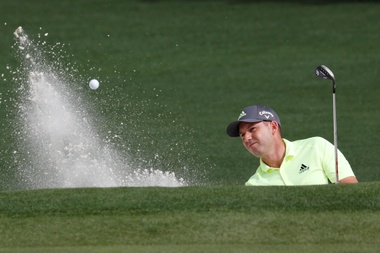 El golfista español Sergio García golpea la bola en el segundo hoyo durante la jornada inaugural del torneo The Masters 2019 este jueves, en el club de golf Augusta, en Georgia (Estados Unidos). EFE