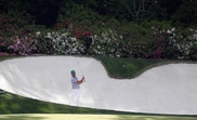 El español Rafa Cabrera Bello golpea la pelota en el decimotercer hoyo este jueves durante la primera ronda del Masters de Augusta 2019, en el Augusta National Golf Club, en Augusta, Georgia (EE. UU.). El campeonato se realiza del 11 al 14 de abril de 2019. EFE