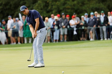 El estadounidense Brooks Koepka camina en el decimoséptimo hoyo este jueves durante la primera ronda del Masters de Augusta 2019, en el Augusta National Golf Club, en Augusta, Georgia (EE. UU.). EFE