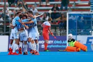 Los Leones argentinos, vigentes campeones olímpicos, sufrieron para derrotar por 4-3 a Nueva Zelanda en una nueva jornada de la FIH Pro League de hockey hierba, en su primera edición. EFE/Archivo