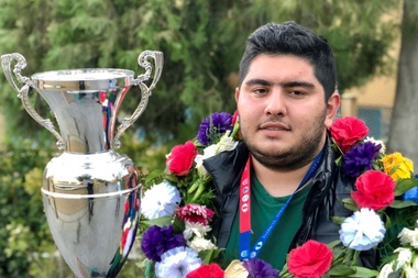 Fotografía facilitada por el entrevistado.-El campeón del mundo sub-20 de ajedrez, el iraní Parham Maghsoodloo, se ha convertido en una de las revelaciones del ajedrez internacional en 2018 y encabeza una pléyades de jóvenes jugadores, en categoría masculina y femenina, de este país que ha pasado de tener proscrito este deporte -con el Ayatolá Jomeini- a convertirse en una de las potencias mundiales. EFE/Parham Maghsoodloo