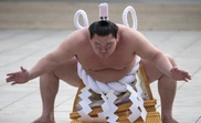 El campeón de sumo Hakuho Sho (c) participa en el ritual anual de Año Nuevo en el templo Meiji en Tokio (Japón), en una imagen de archivo. EFE/Archivo
