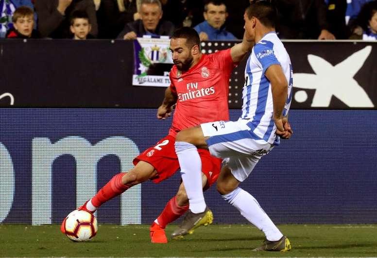 El defensa del Real Madrid Dani Carvajal (i) pelea un balón con el defensa argentino del Leganés Jonathan Silva durante el partido de La Liga que se disputa en el estadio municipal de Butarque en Leganés. EFE
