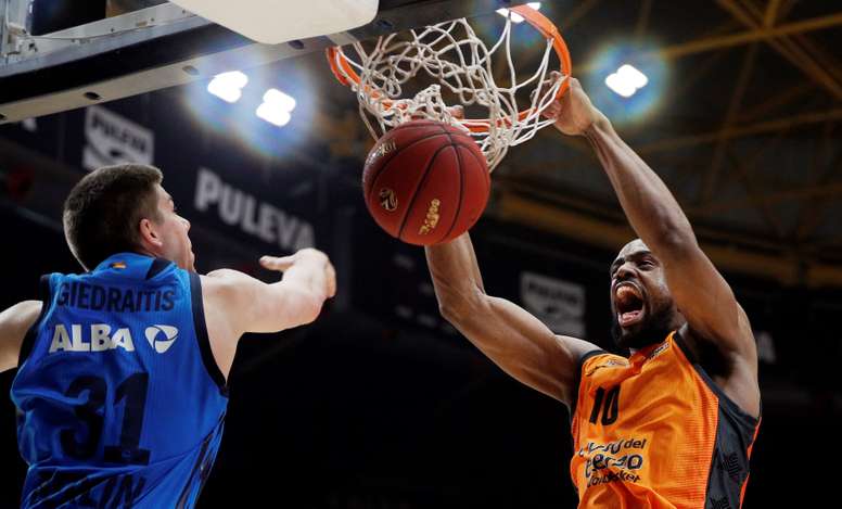 El ala-pívot del Valencia Basket, Will Thomas, encesta ante la oposición del alero del Alba Berlín, Rokas Giedraitis (i), durante el tercer y definitivo encuentro de la final de la Eurocopa que disputan esta tarde en el pabellón de la Fuente de San Luis. EFE