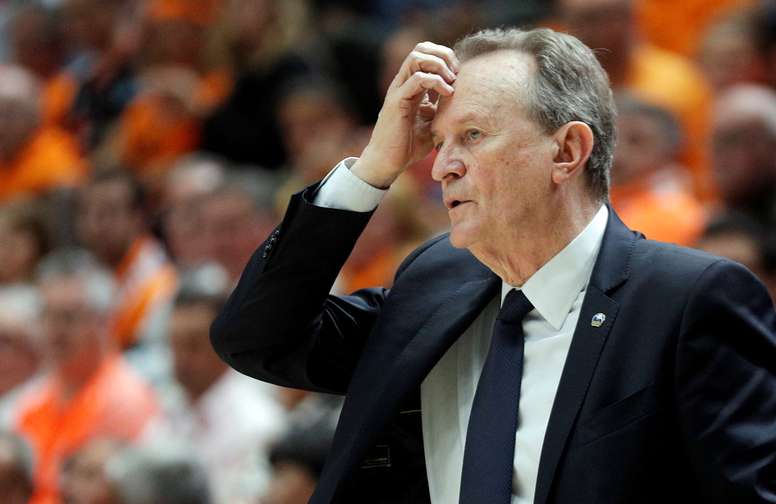 GRAFCVA3945. VALENCIA, 15/04/2019.- El entrenador del Alba Berlín, Aito García Reneses, reacciona durante el tercer y definitivo encuentro de la final de la Eurocopa que disputan esta tarde contra el Valencia Basket en el pabellón de la Fuente de San Luis. EFE/Juan Carlos Cárdenas