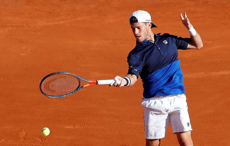 El tenista argentino Diego Schwartzman devuelve la bola al británico Kyle Edmund este lunes, durante su partido de primera ronda del torneo Masters 1.000 de Montecarlo en Roquebrune Cap Martin (Francia). EFE