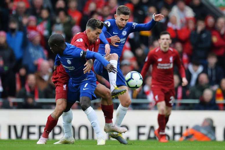El Liverpool y el Chelsea estuvo plagado de rivalidad... también fuera del terreno de juego. EFE