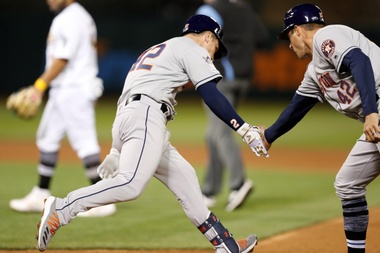 El tercera base Alex Bregman (c) de los Astros de Houston choca su mano con su entrenador de primera base Don Kelly (d) luego de batear un jonrón grands slam este martes, durante un juego de la MLB entre los Astros de Houston y los Atléticos de Oakland, en el coliseo Oakland en Oakland, California (Estados Unidos). EFE