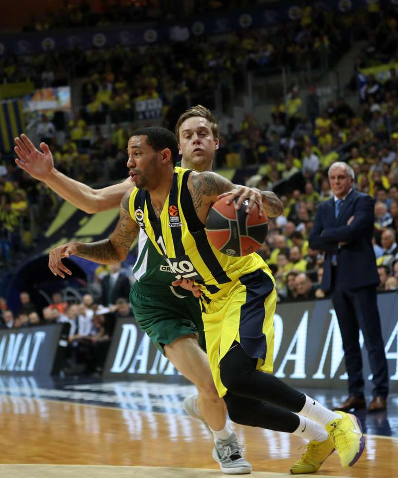 El jugador del Fenerbahce Erick Green (delante) pelea por el balón con el jugador del Zalgiris Kaunas Nate Wolters, durante el segundo partido de la eliminatoria previa a la Final Four de la Euroliga, disputado en Estambul (Turquía). EFE