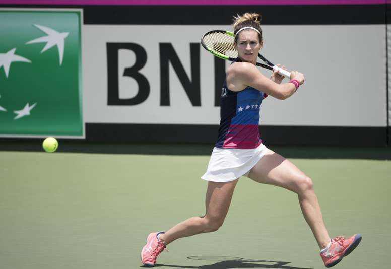 La tenista Andrea Gamiz de Venezuela en acción frente a la dominicana Ana Carmen Zamburek, este jueves durante un partido de la Copa Federación 2019, zona América II, en Santo Domingo (República Dominicana). EFE
