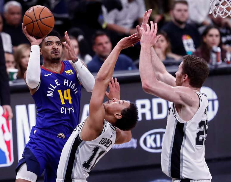 Gary Harris (izq) de Denver Nuggets en acción ante la defensa de JBryn Forbes (c) y Jakob Poeltl (dcha) de San Antonio Spurs durante un partido de baloncesto de Playoffs de la NBA entre Denver Nuggets y San Antonio Spurs disputado este jueves en el AT&T Center de San Antonio, Texas (EE.UU.). EFE