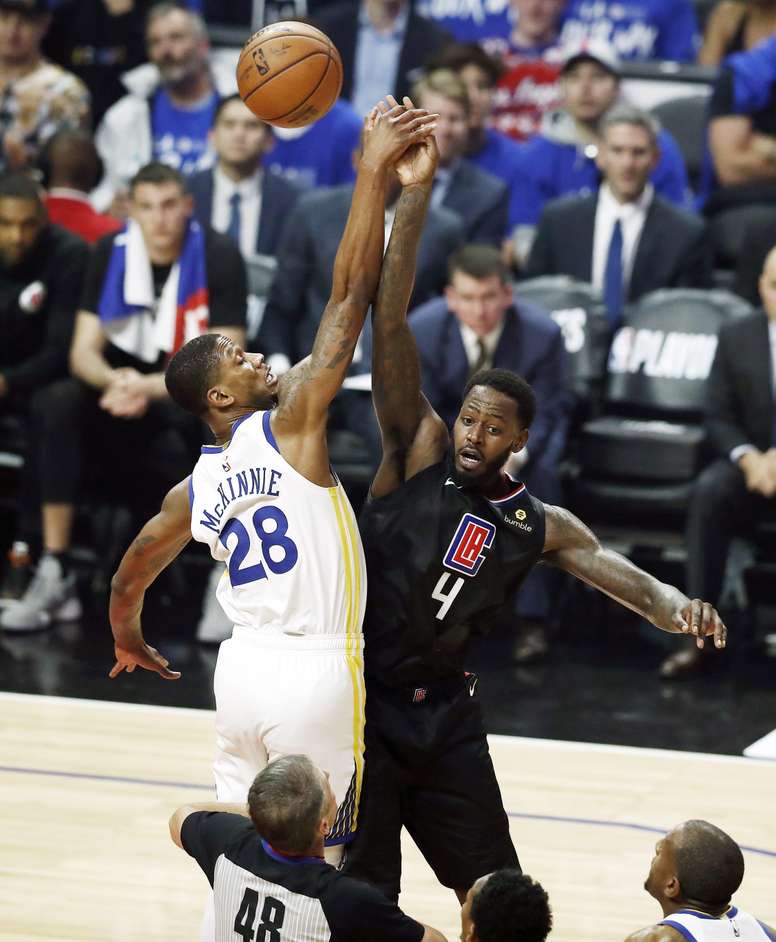 Los aleros de los Golden State Warriors, Alfonzo McKinnie (i) y los Angeles Clippers, Alfonzo McKinnie (d), saltan durante el juego de eliminatorias de la NBA Western Conference Playoffs tres entre Los Angeles Clippers y los Golden State Warriors en el Staples Center de Los Angeles, California, EE. UU.. EFE
