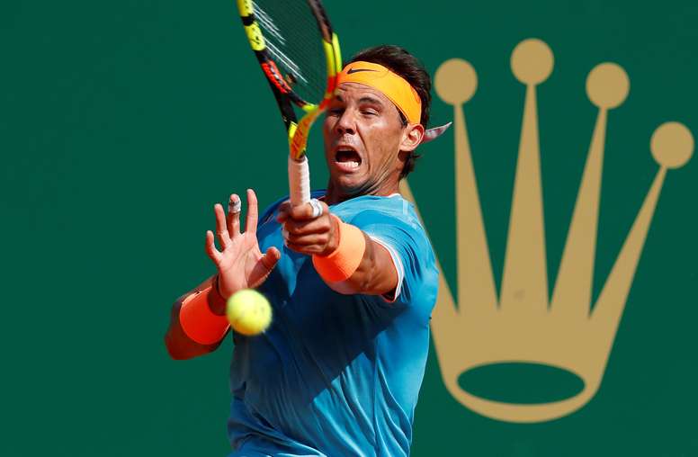 El tenista español Rafael Nadal devuelve la bola al argentino Guido Pella, durante el partido de cuartos de final del torneo Masters 1.000 de Montecarlo disputado en Roquebrune-Cap-Martin (Francia). EFE